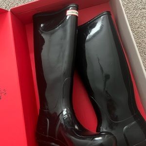 HUNTER size 6 gloss tall rain boots in black- worn twice